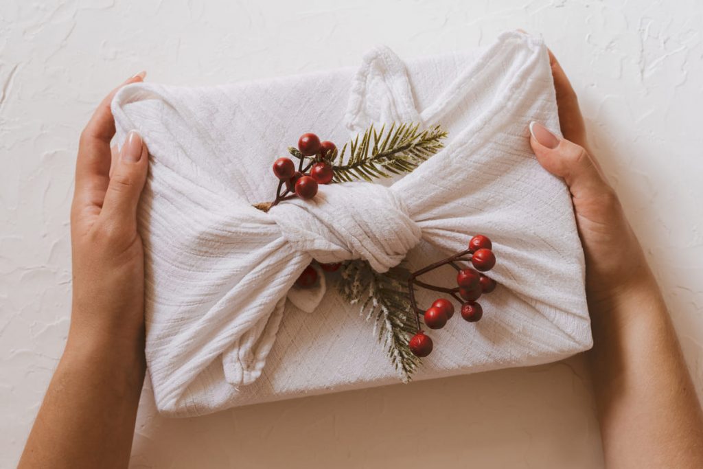 regalo envuelto con tela para navidad sostenible